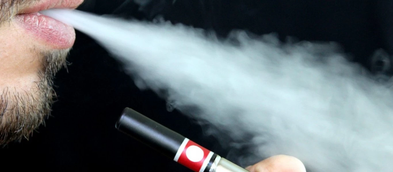 Η Νέα Υόρκη απαγορεύει τα ηλεκτρονικά τσιγάρα με γεύσεις - Με στόχο να αντιμετωπιστεί η σοβαρή πνευμονική ασθένεια